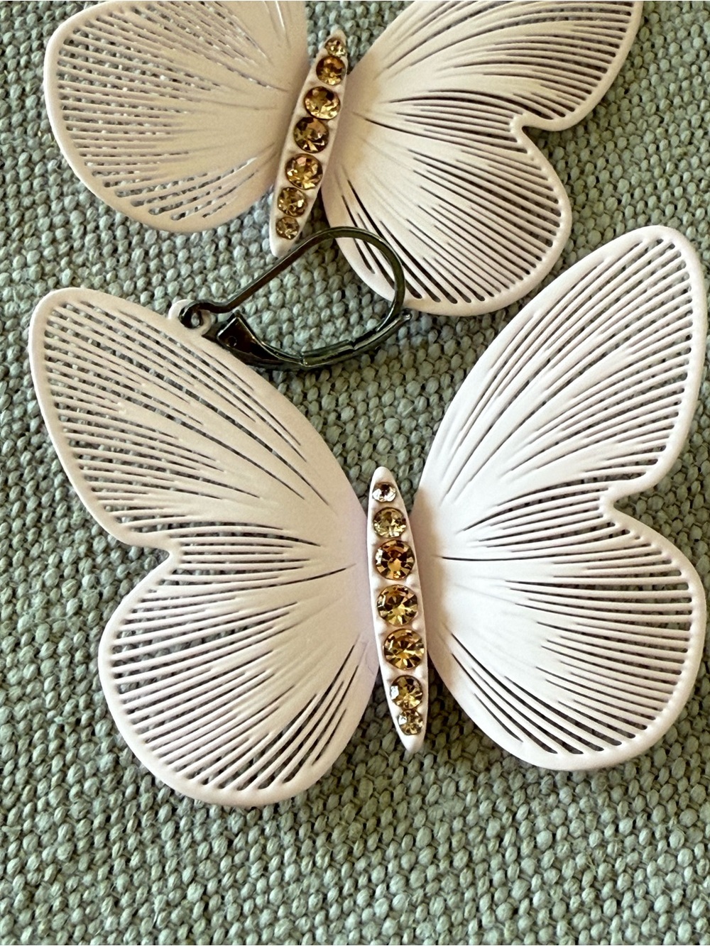 Butterfly Earring Soft Pink - Picture 5 of 9